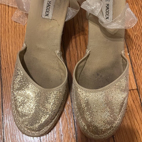 Steve Madden gold glitter wedges - Picture 3 of 4